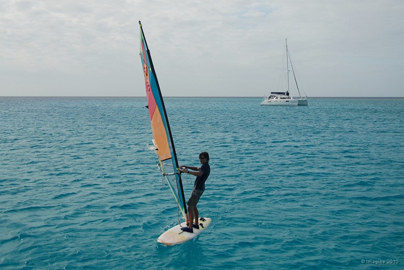 07- Romain en planche a voile a Kouare.JPG